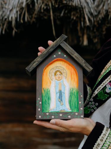 Kapliczka rzeźbiona - brązowa z Maryją w niebieskiej szacie
