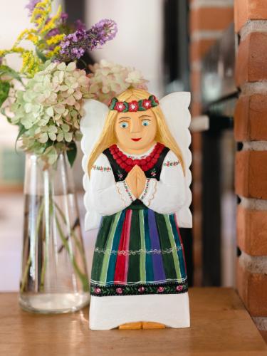 Anioł w stroju łowickim rzeźbiony - 26cm