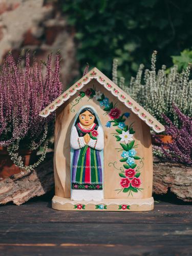 Kapliczka rzeźbiona - Maryja w stroju łowickim