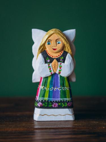 Anioł w stroju łowickim rzeźbiony - 12 cm