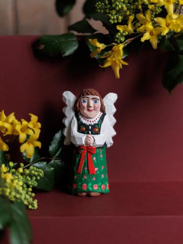 Góralski aniołek w zielonej sukience - rzeźba zawieszka