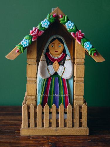 Kapliczka rzeźbiona - jasny domek z Maryją łowicką