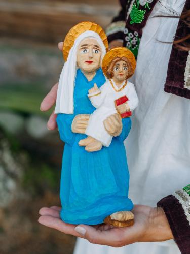 Rzeźbiona Matka Boska w niebieskiej szacie z dzieciątkiem