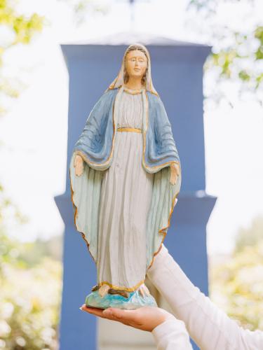 Rzeźbiona Maryja w jasnoniebieskiej szacie