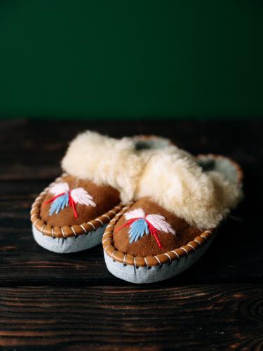 Pantofle klapki wyszywane z jasnym futerkiem - skóra i wełna