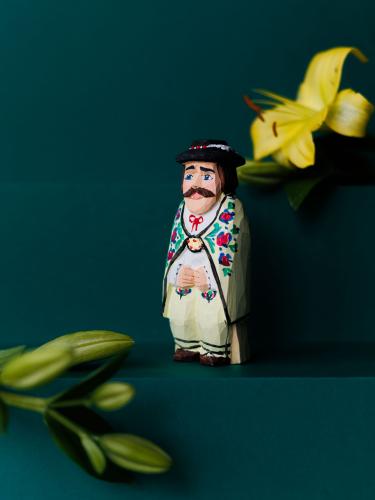 Góral na stołeczku w sukmanie - rzeźba