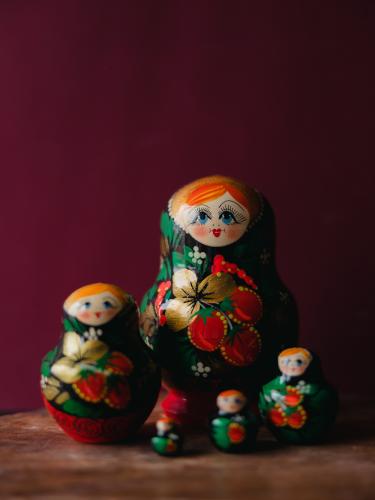 Matrioszka niska 5 elementów - czarna w truskawki