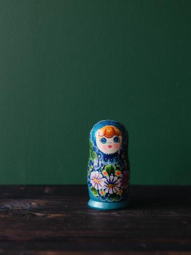 Matrioszka mała 5 elementów - niebieska w bladoróżowe kwiaty