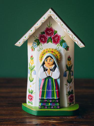 Kapliczka rzeźbiona - biała z Maryją łowicką