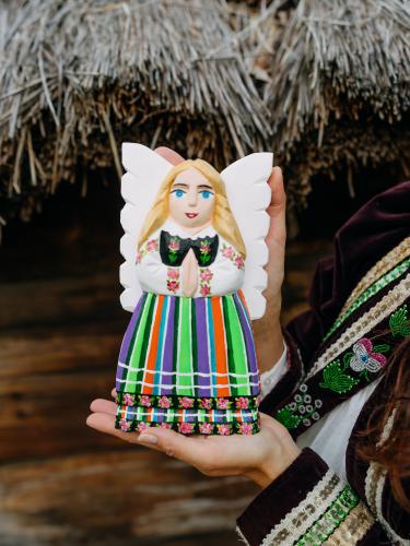 Anioł w stroju łowickim rzeźbiony - modlący 23 cm