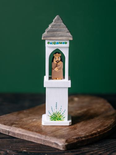 Kapliczka rzeźbiona biała z Jezusem - niebieskie kwiaty