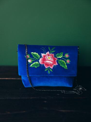 Kopertówka haftowana niebieska - róża różowa z woreczka