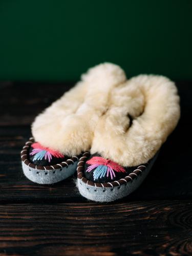 Pantofle wyszywane z jasnym futerkiem i ciemnym przodem - skóra i wełna