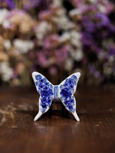Magnes w kształcie motyla z kobaltowym wzorem - Fajans Włocławek