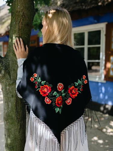 Chusta haftowana mała czarna - czerwone róże okrągłe