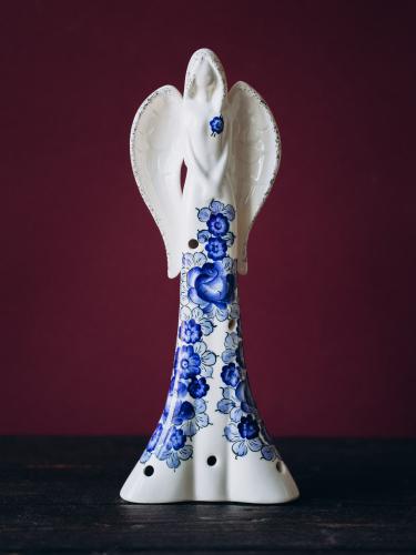 Anioł średni z kobaltowym wzorem - fajans Włocławek