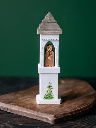 Kapliczka rzeźbiona biała z Jezuskiem - różowe kwiaty