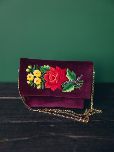 Kopertówka haftowana bordowa - czerwona róża z żółtymi kwiatkami