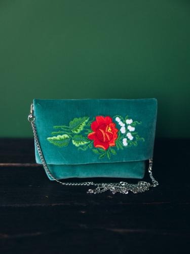 Kopertówka haftowana jasnozielona - czerwona róża z białymi konwaliami