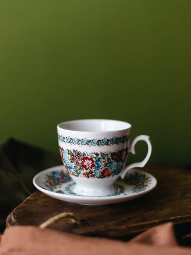 Filiżanka na stopce ze spodkiem - porcelana opolska