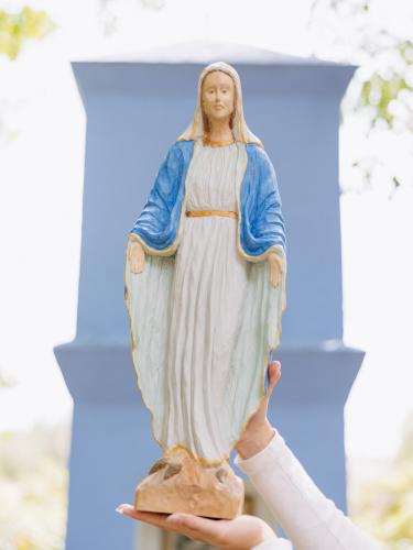 Rzeźbiona Maryja w ciemnoniebieskiej szacie