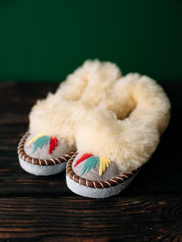 Pantofle wyszywane z jasnym futerkiem - skóra i wełna