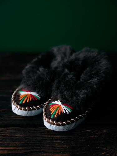 Pantofle wyszywane z ciemnym futerkiem - skóra i wełna