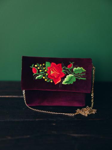 Kopertówka haftowana bordowa - czerwona róża z żółtymi pączkami