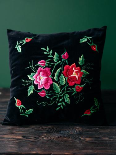 Poduszka haftowana czarna - różowa i czerwona róża