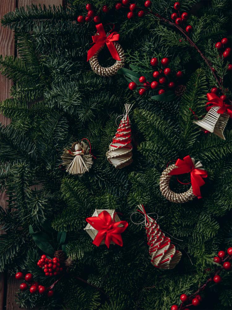 Słomiane, ręcznie robione ozodby choinkowe