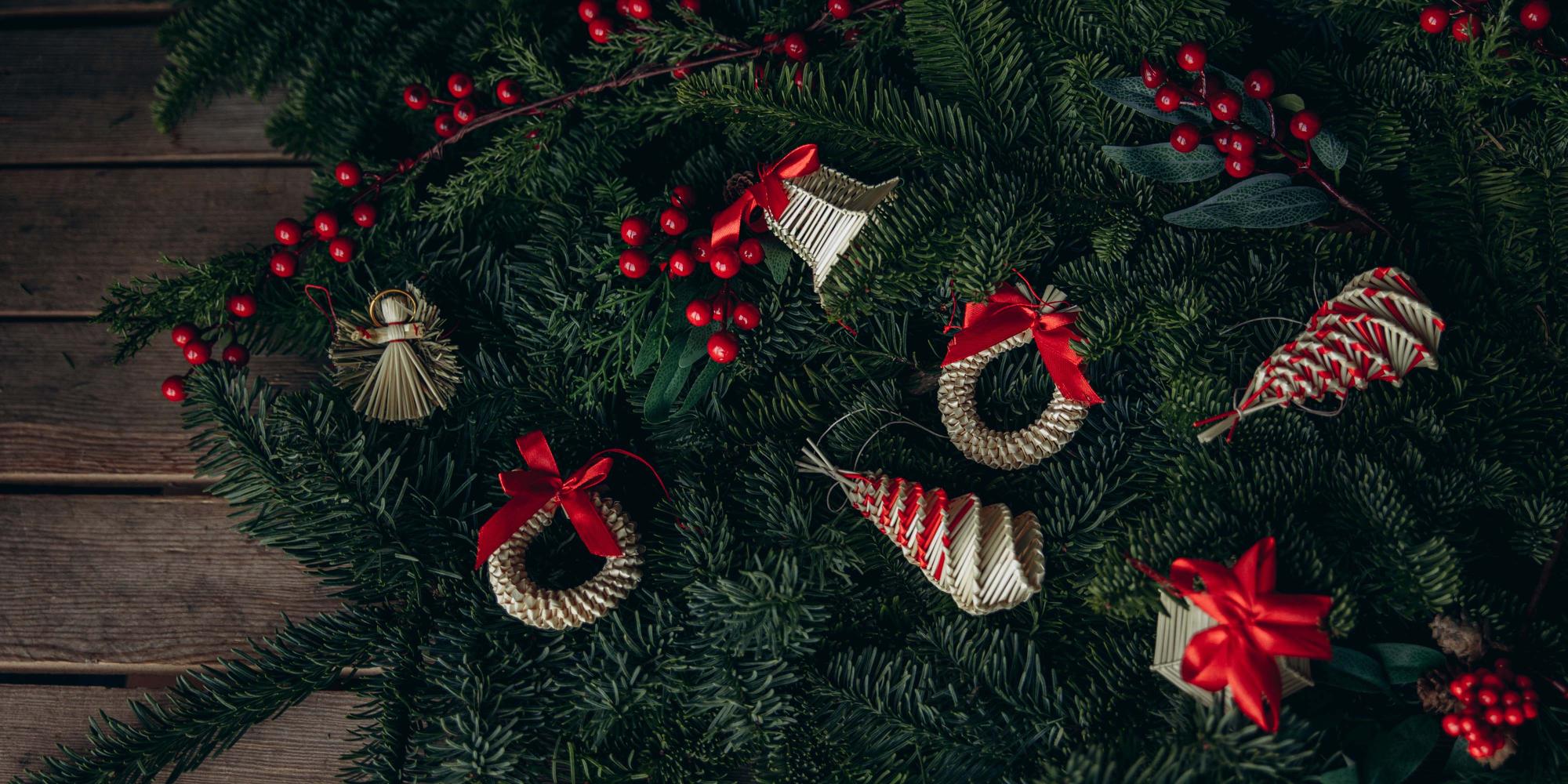 Słomiane, ręcznie robione ozodby choinkowe