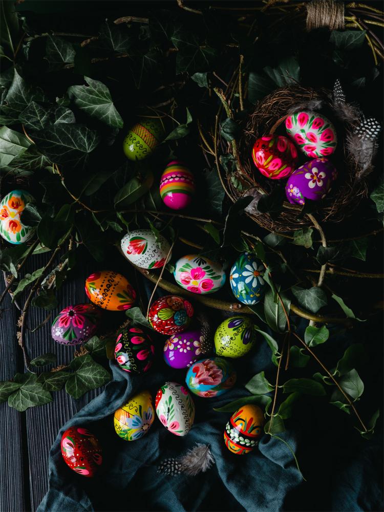 kolorowe jajka drewniane