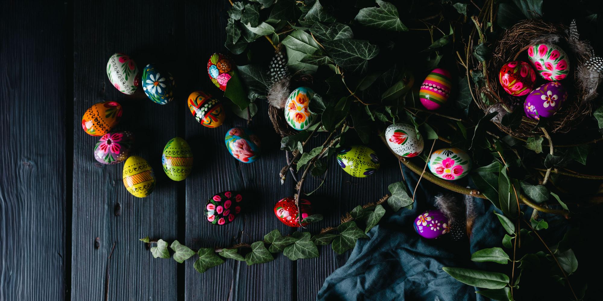 kolorowe jajka drewniane