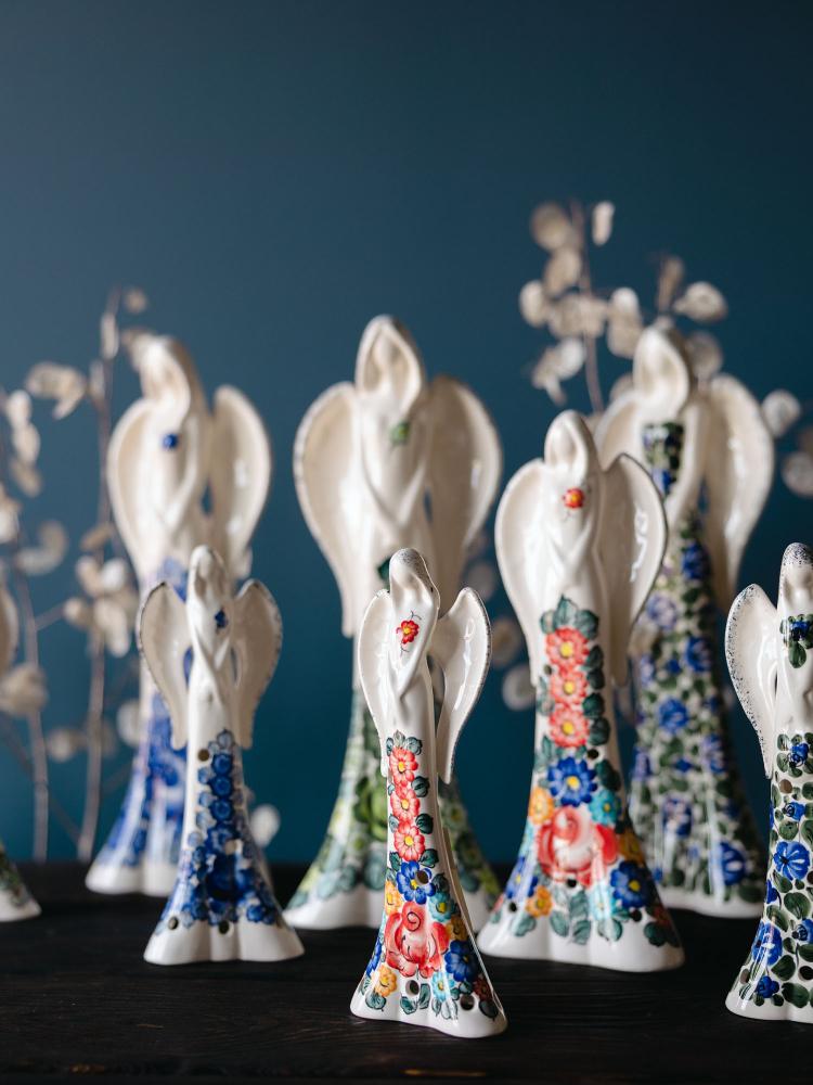 kolorowe anioły fajansowe