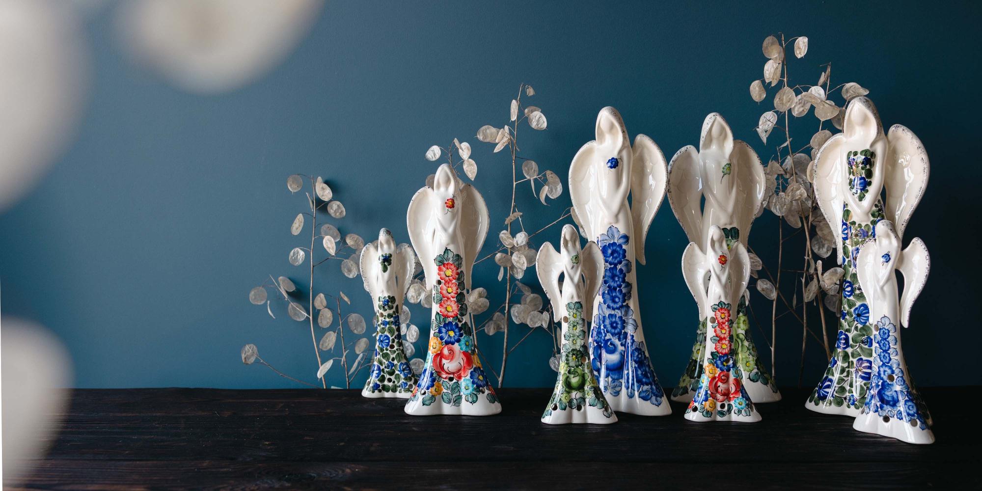 kolorowe anioły fajansowe