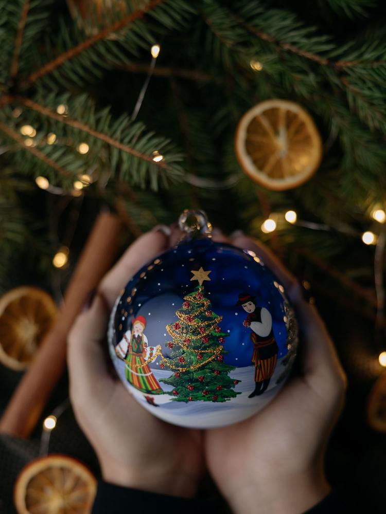 Szklane, ręcznie malowane ozodby świąteczne