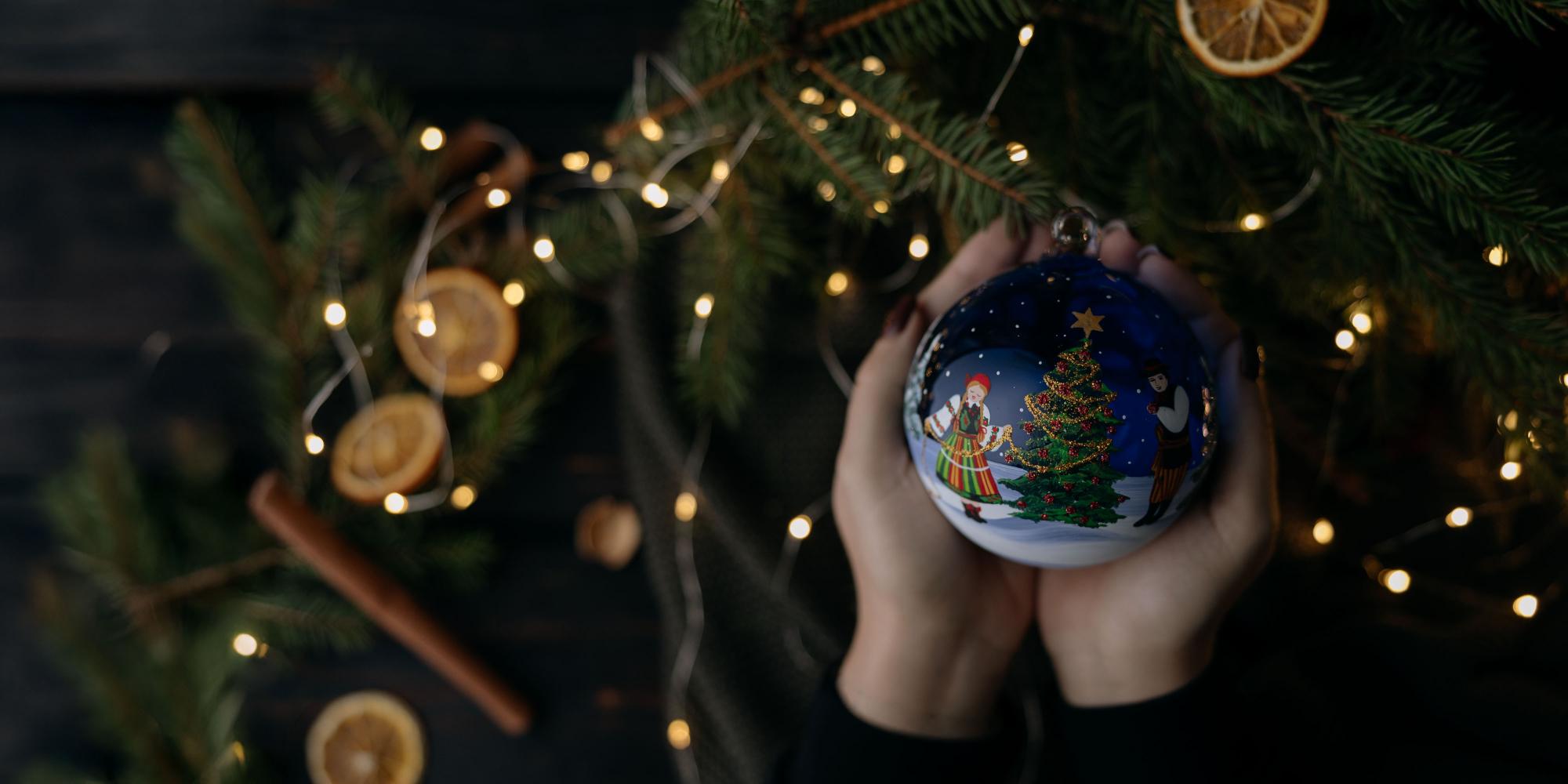 Szklane, ręcznie malowane ozodby świąteczne