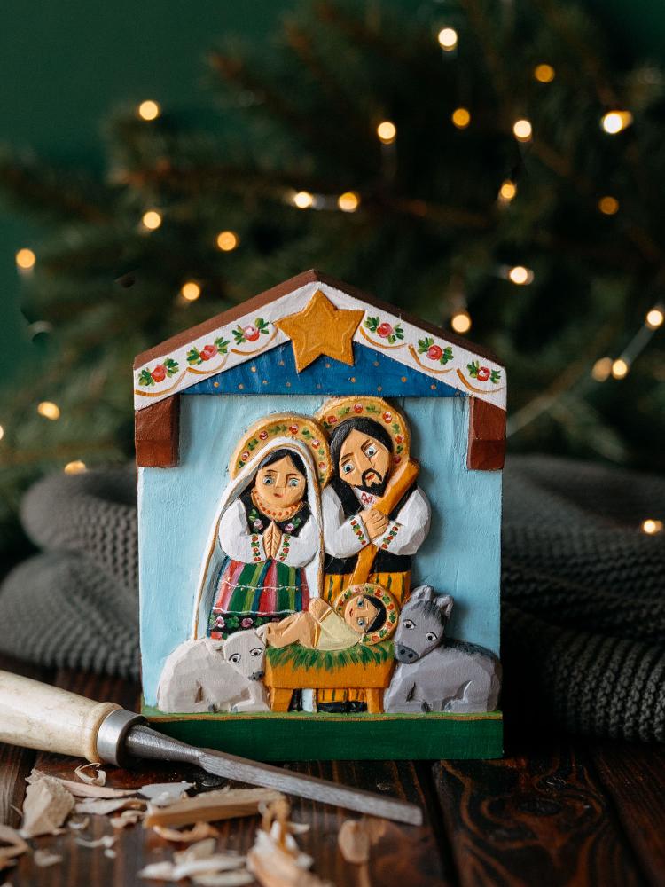 Ręcznie rzeźbiona szopka z łowicką Matką Boską i Józefem