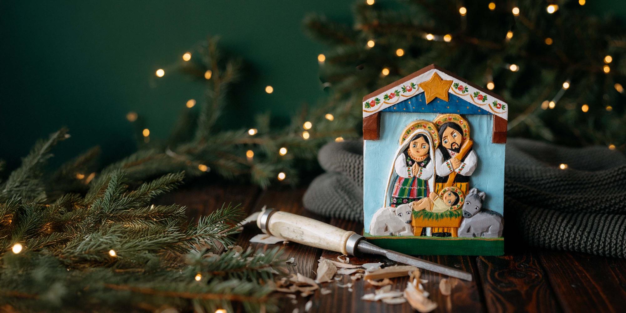 Ręcznie rzeźbiona szopka z łowicką Matką Boską i Józefem